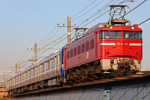 赤い機関車、青空の下を駆ける