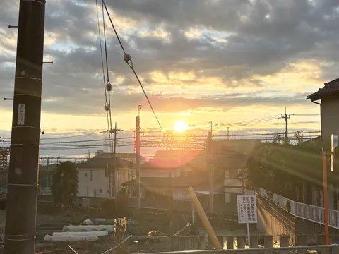夕暮れの線路と電線