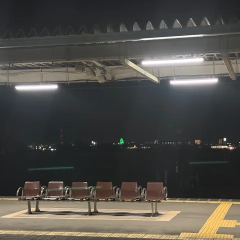 夜の駅ホームの灯りと座席