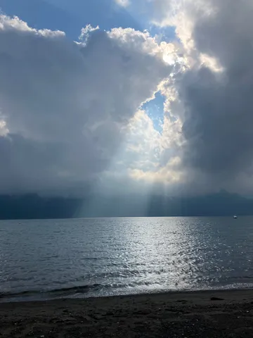 雲間から差し込む光の道