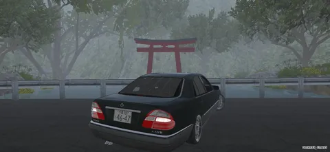 霧深い峠道、鳥居と愛車