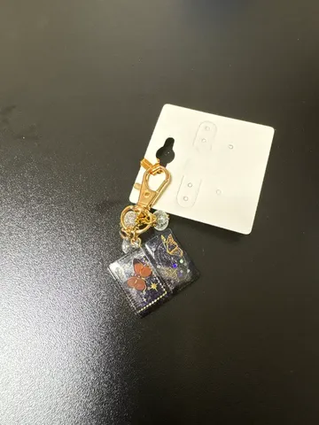 夜空に舞う蝶のキーホルダー