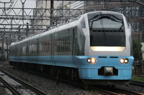 雨空を駆ける銀青の流線