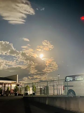 雲間から覗く月明かり