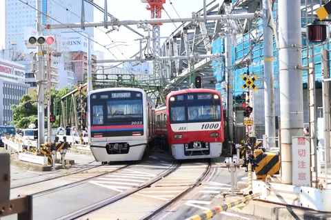 交差する電車、街の鼓動