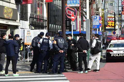 ネオンの街と、青い背中