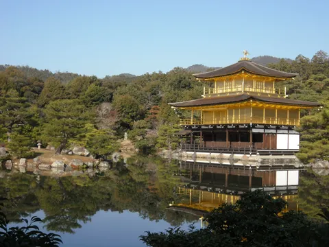 黄金の寺院、水鏡に映る静寂