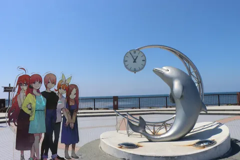 イルカと時計、アニメキャラの不思議な出会い