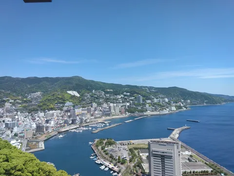 海と山と街並み、青い空のコントラスト