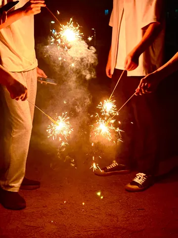 夏祭りの夜、火花舞う