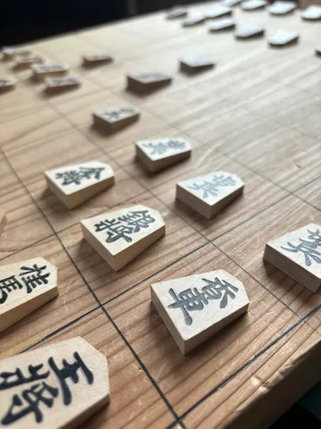 将棋盤と駒の静かな戦い