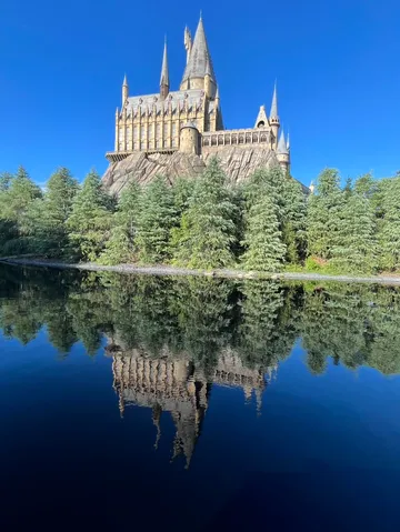 城と湖に映る幻影