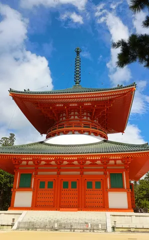 天高くそびえる朱の塔