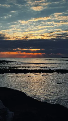 沈む夕陽と波の囁き
