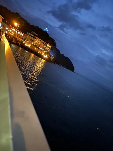 夜景に浮かぶ灯台のような塔