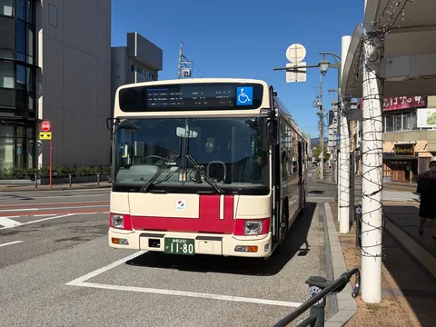 青空に映える路線バス
