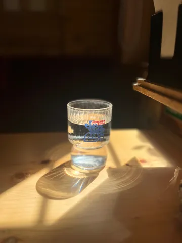 木漏れ日を映す小さな杯