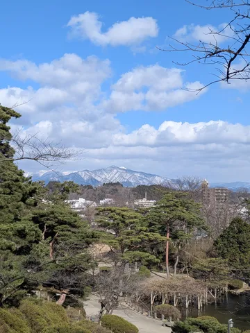 冬晴れの庭園から望む雪峰