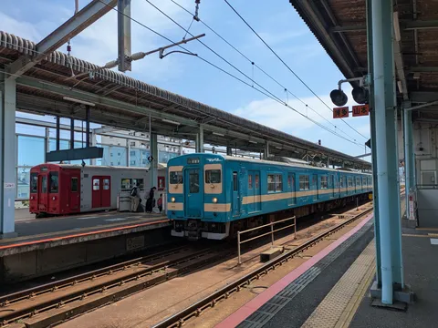 藍色と赤、並ぶ電車の日常
