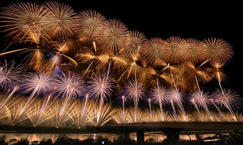 夜空を彩る光の競演