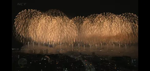 夜空に咲く黄金の華