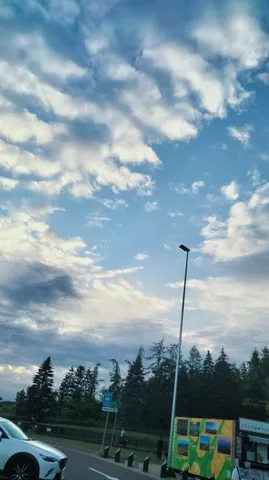雲と街灯のコントラスト