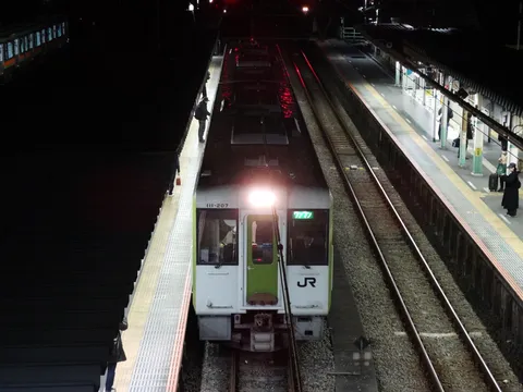 夜の駅、旅立ちの予感