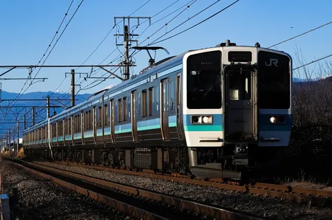 夕暮れを駆けるJR
