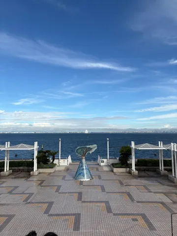空と海、アートの調和