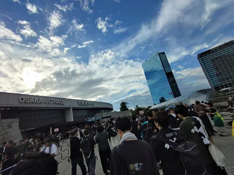 人混みと空の交差点