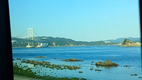 空と海、そして静かな橋