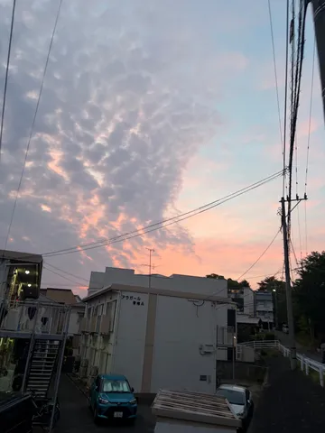 薄明かりに染まる空と街並み