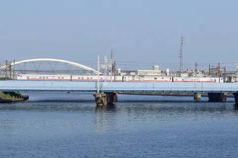 静寂を渡る白い列車