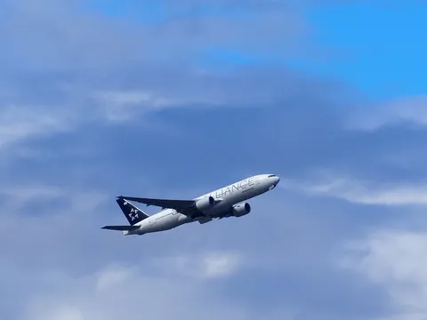 青空を駆ける飛行機