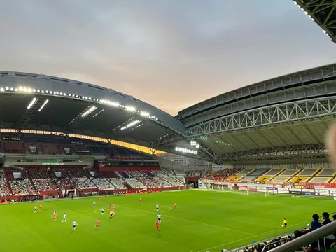 夕暮れスタジアムの静寂