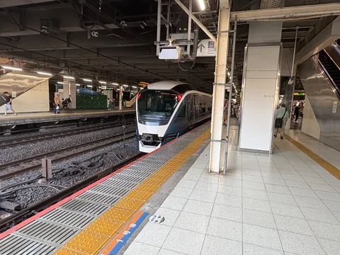 旅立ちを告げる、静かなプラットフォーム