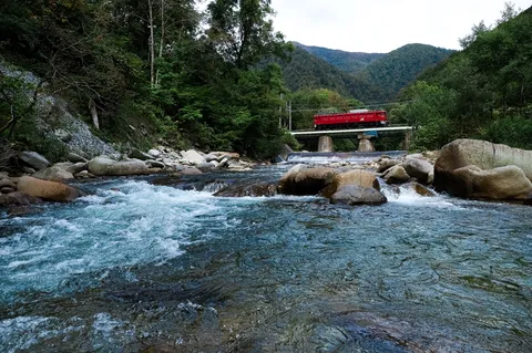 渓流を渡る赤い鉄路