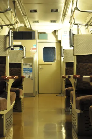 夜の明るい車内