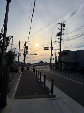 夕暮れ、電線と信号機
