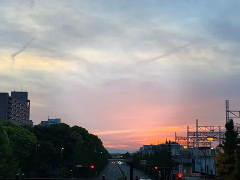 茜色の空と街の灯り