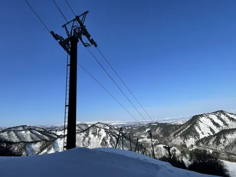 雪山の青空とリフト