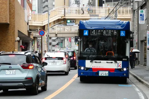 都会の信号待ち、バスと車列
