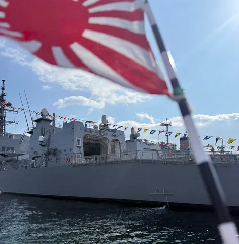 潮風の艦影と旗の瞬間
