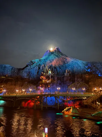 月夜に浮かぶ幻想火山の夜景