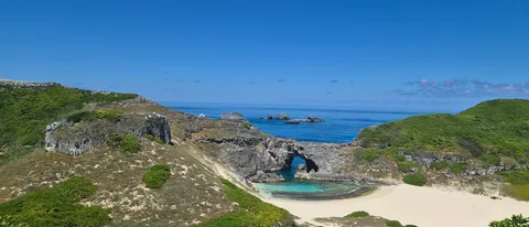海の岩窟アーチが生む静かな浜辺