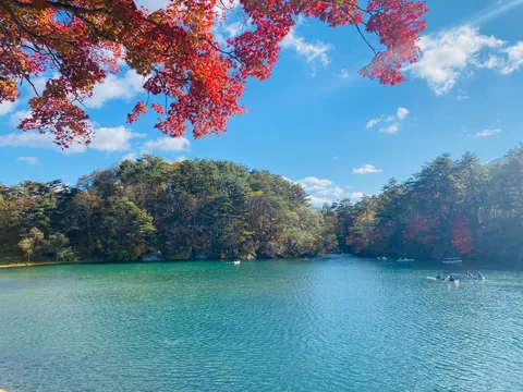 紅葉映える湖面のきらめき