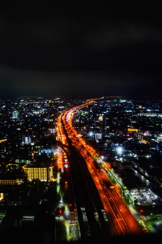 都市夜景に流れる光の帯