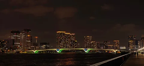 水面に浮かぶ夜の街