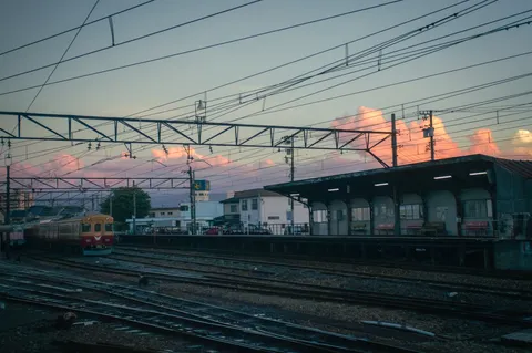 夕焼けと旅立ちの電車の灯り