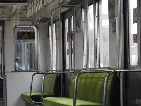 緑のシートが映える車内